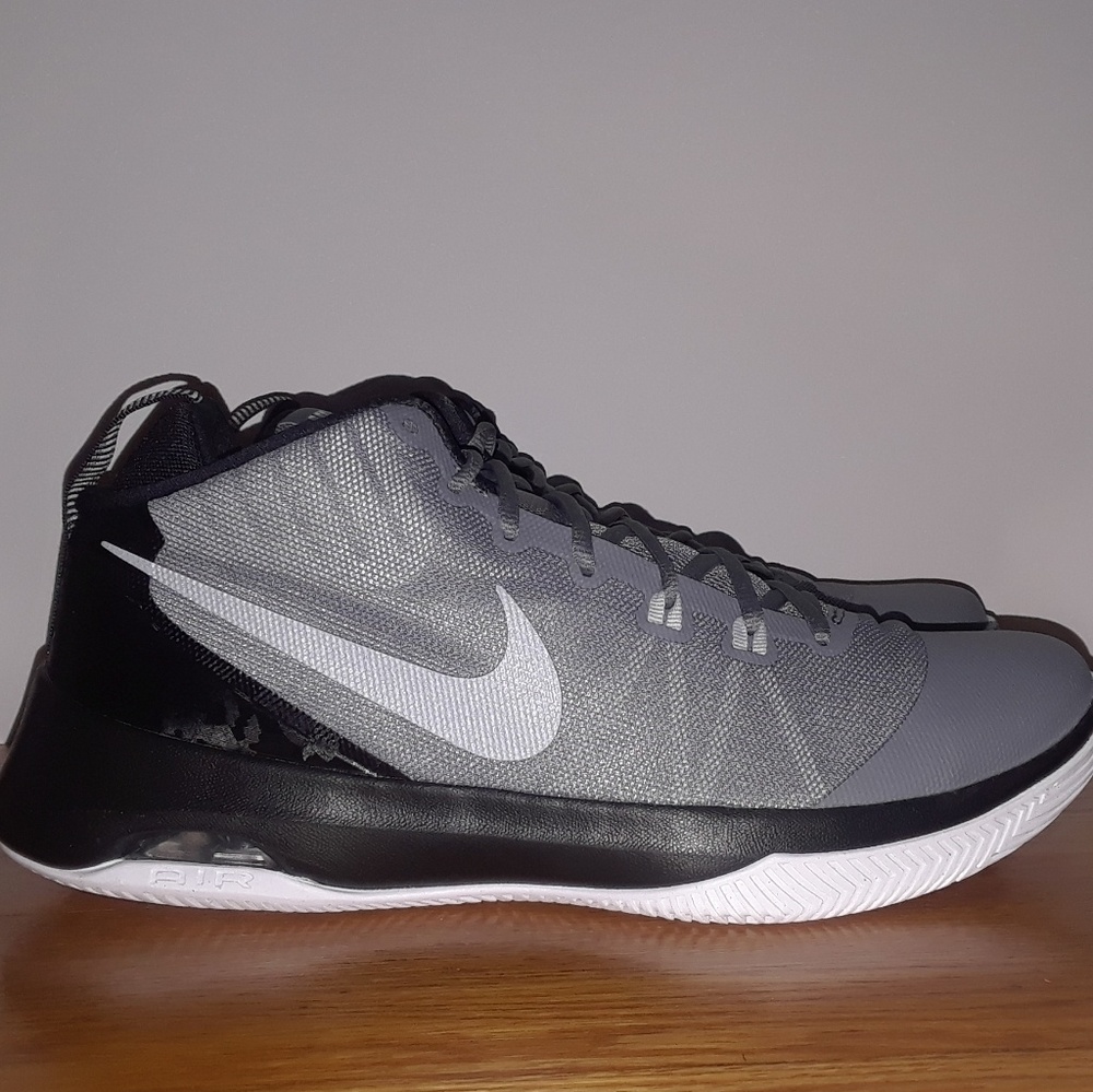 NWT Nike Air Versitile